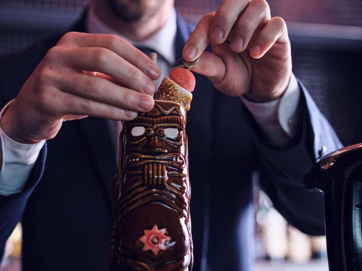 Hotel Sofitel Lyon Bellecour Exterior foto A bartender opening a bottle of bitters