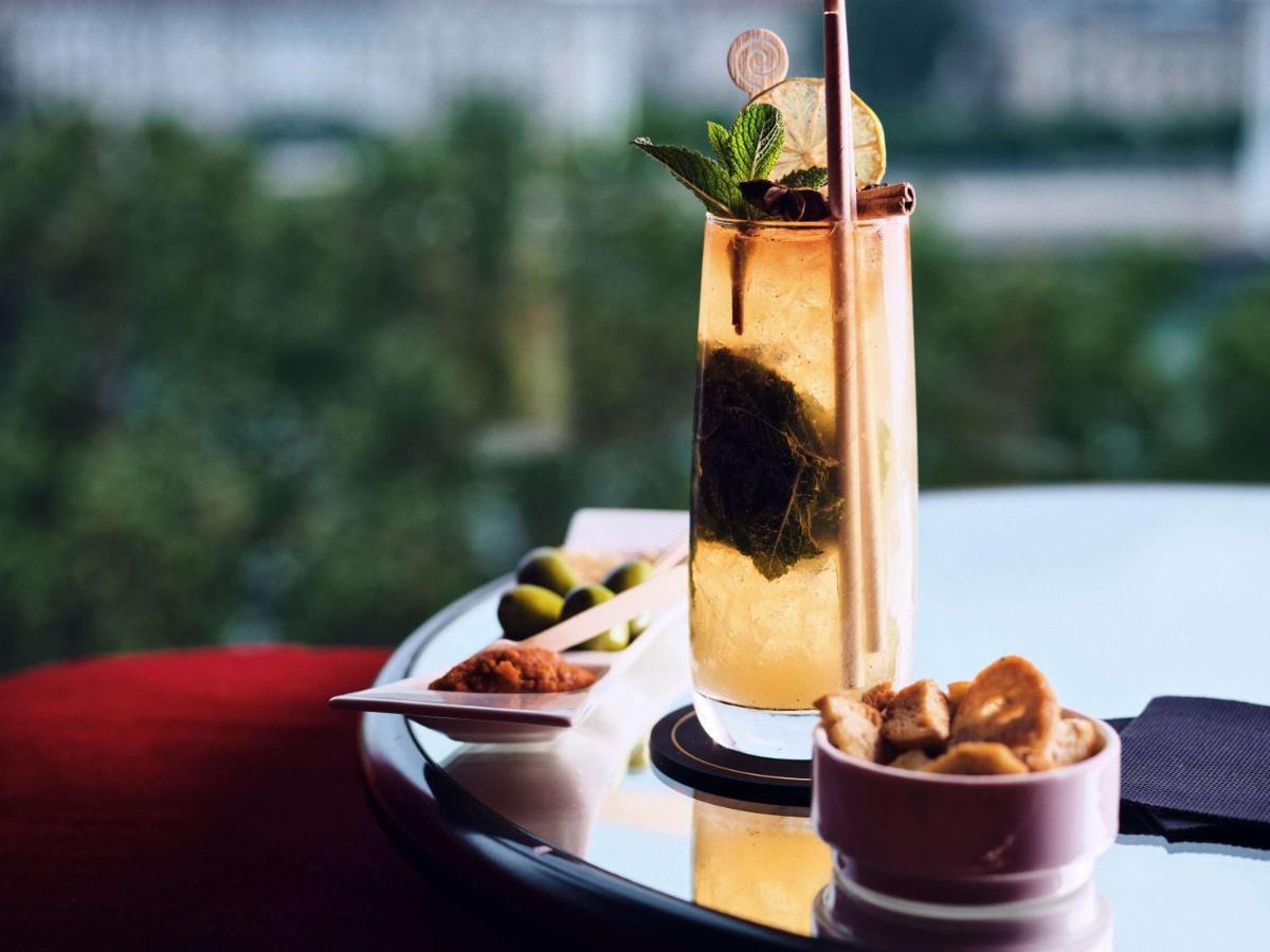 Hotel Sofitel Lyon Bellecour Exterior foto A cocktail at the bar