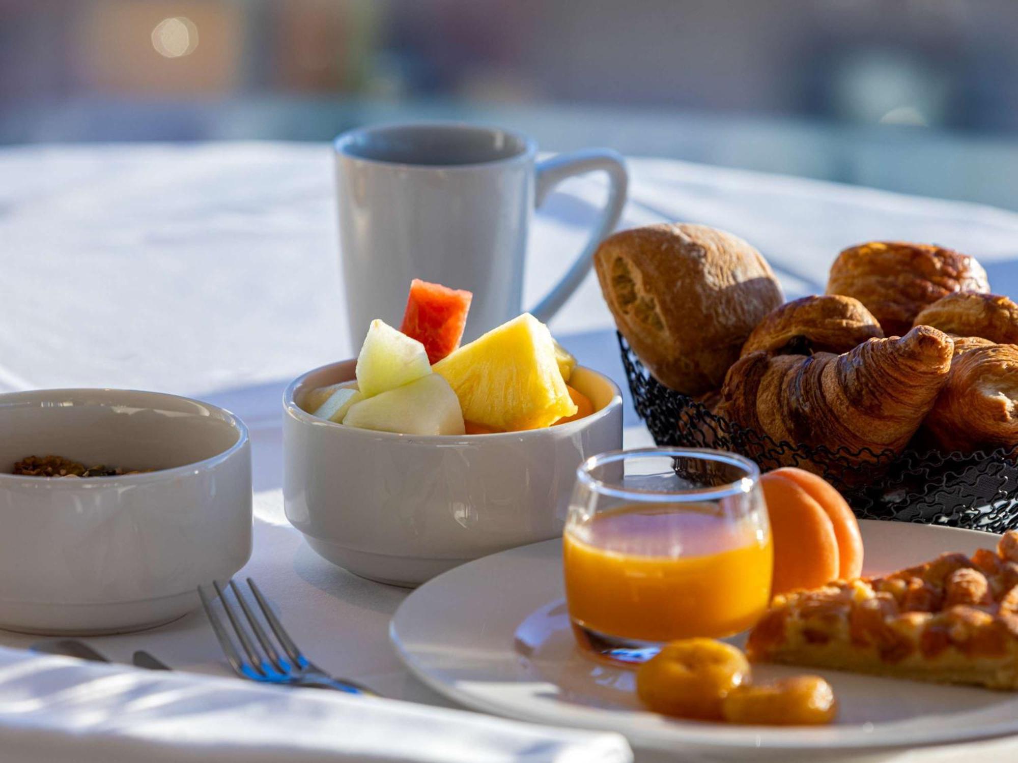Hotel Sofitel Lyon Bellecour Exterior foto A continental breakfast