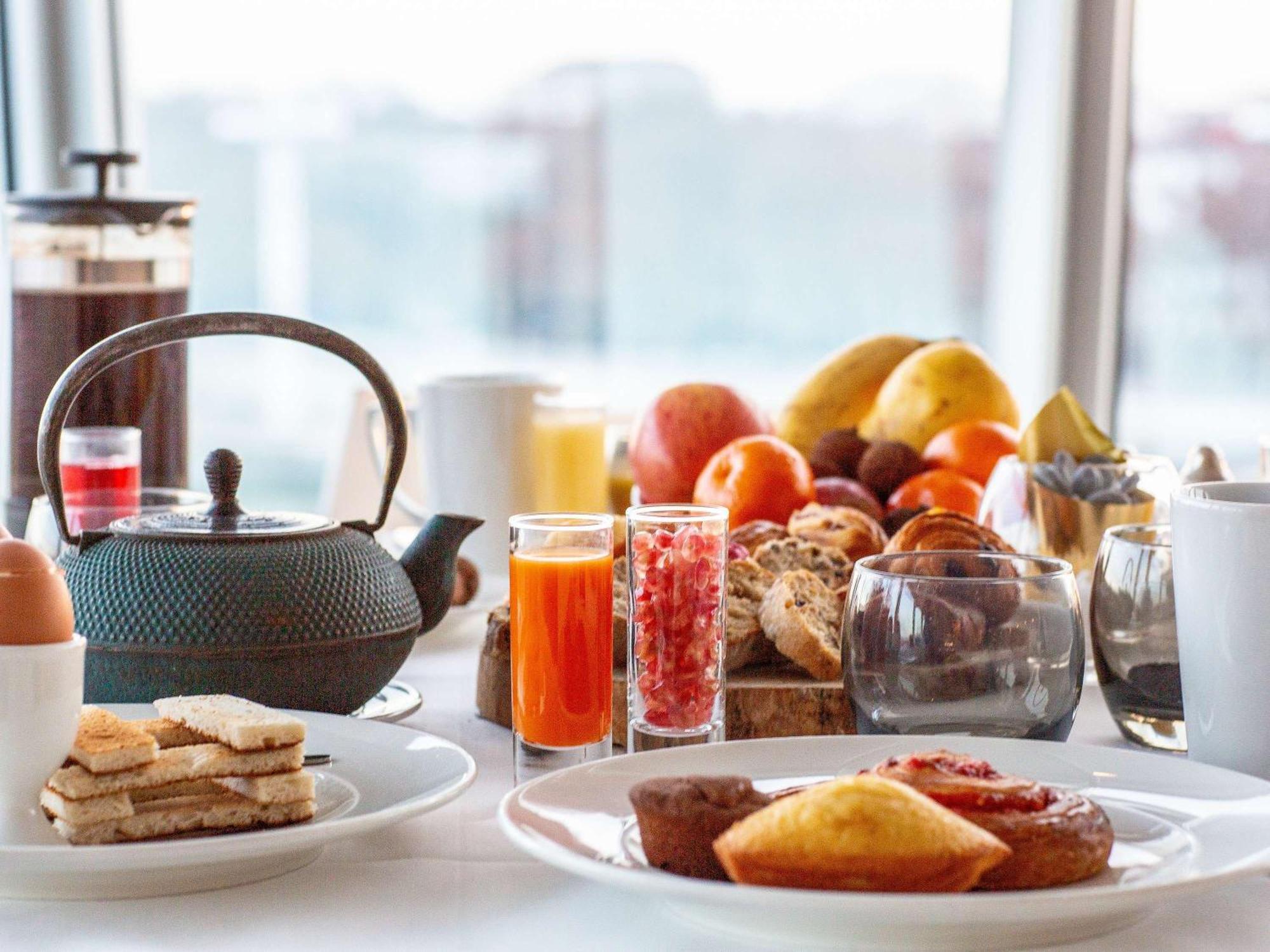 Hotel Sofitel Lyon Bellecour Exterior foto A breakfast buffet