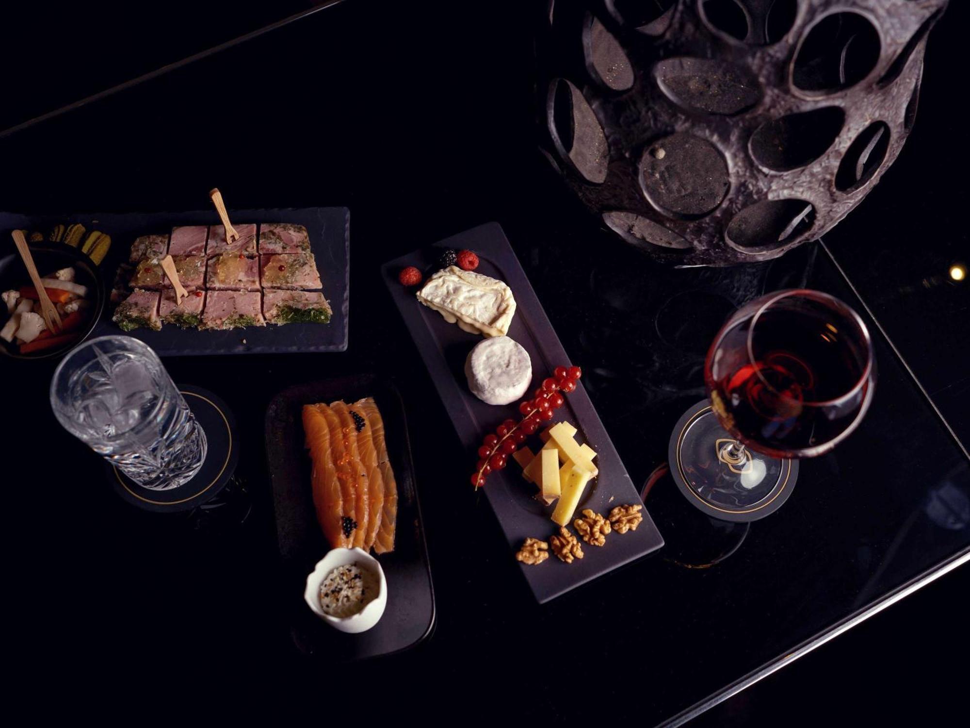 Hotel Sofitel Lyon Bellecour Exterior foto A selection of cheese and wine