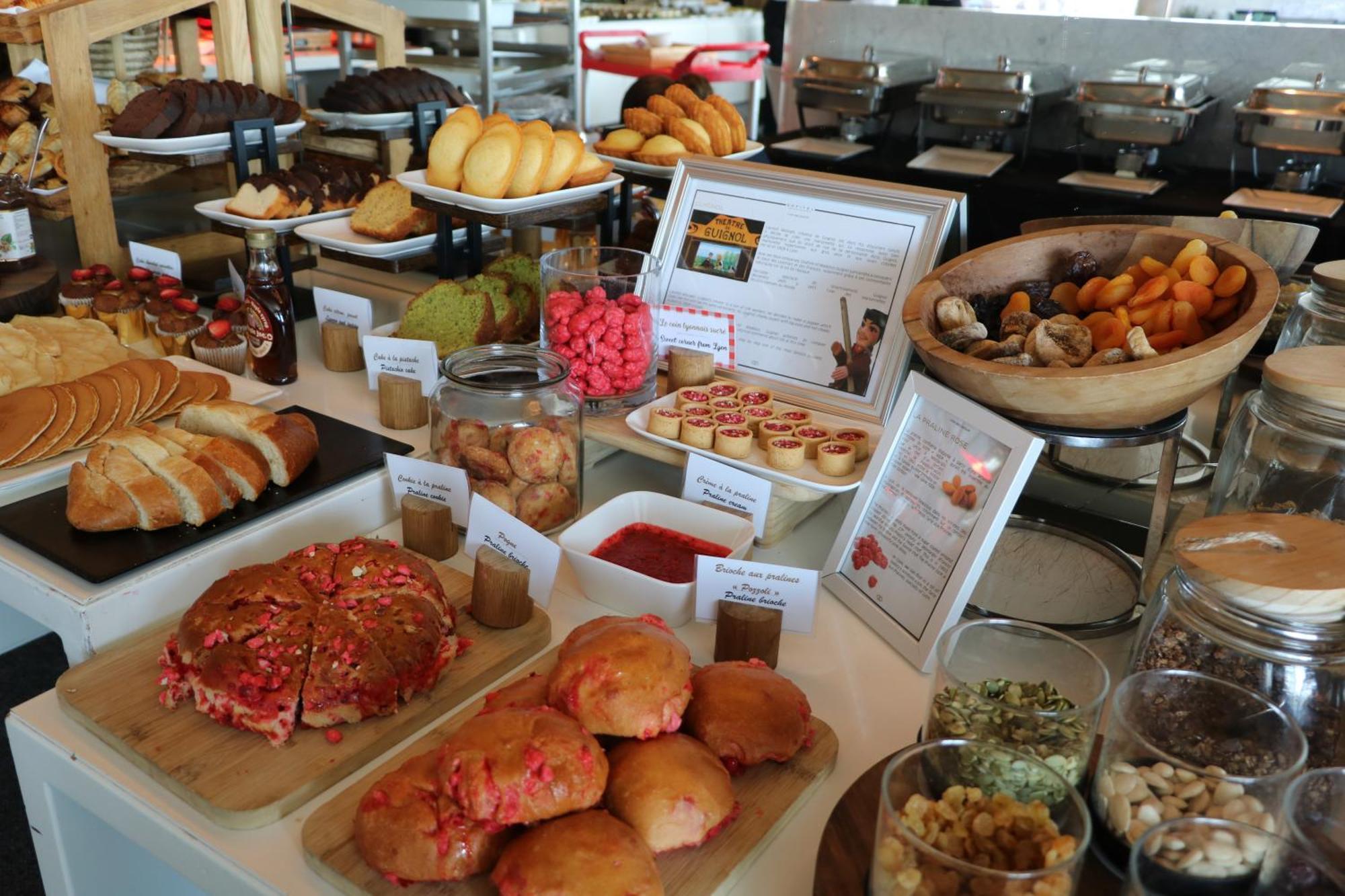 Hotel Sofitel Lyon Bellecour Exterior foto A selection of pastries at a buffet