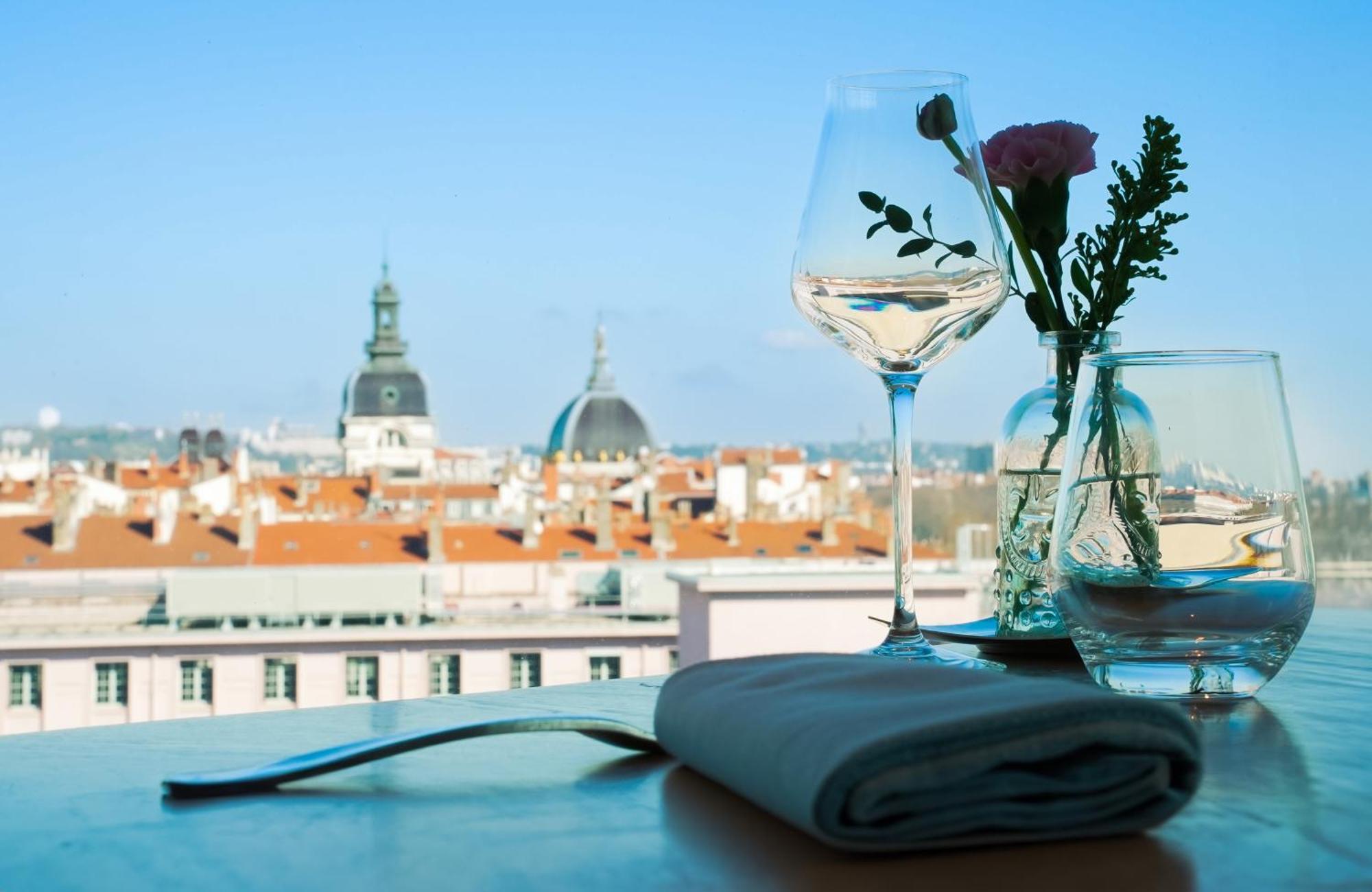 Hotel Sofitel Lyon Bellecour Exterior foto View from the restaurant