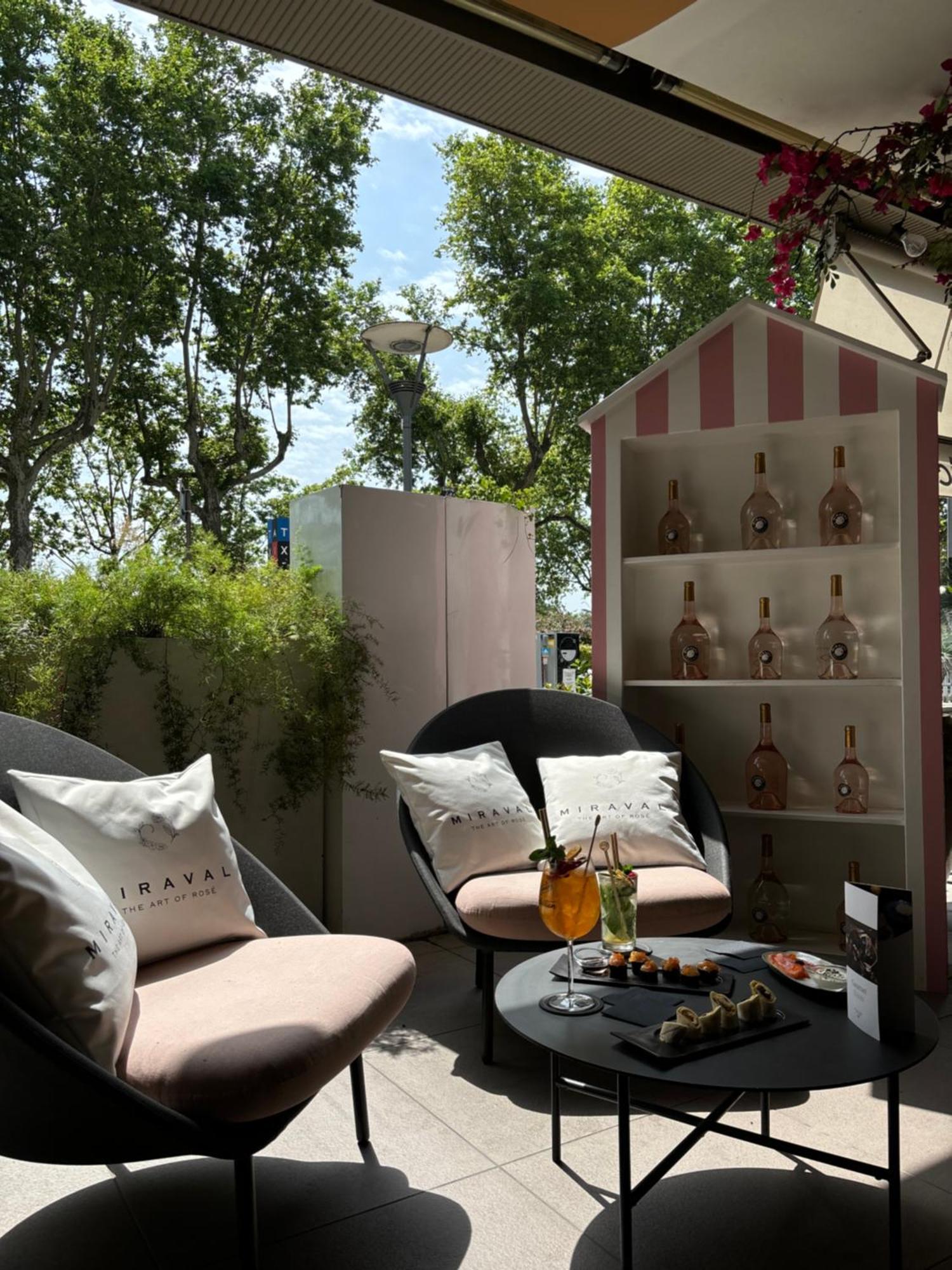 Hotel Sofitel Lyon Bellecour Exterior foto A cocktail at the Miramar Beach Club